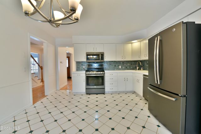 17 Canterbury Road, Clifton Park, NY 12065