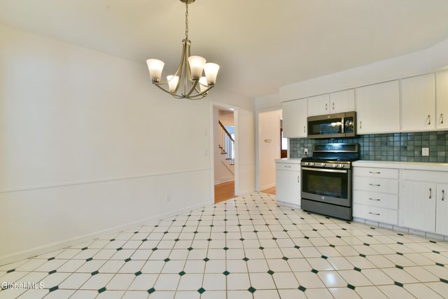 17 Canterbury Road, Clifton Park, NY 12065