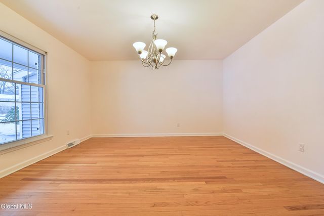 17 Canterbury Road, Clifton Park, NY 12065