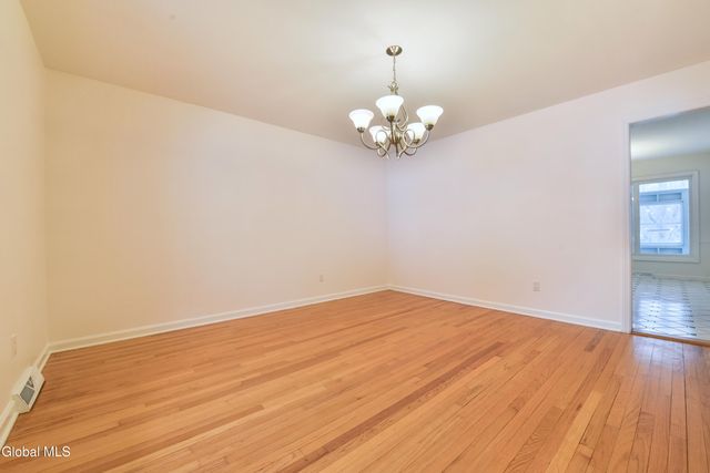 17 Canterbury Road, Clifton Park, NY 12065