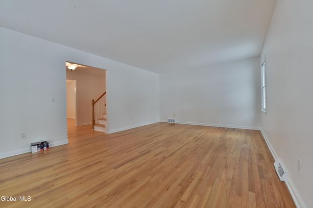 17 Canterbury Road, Clifton Park, NY 12065