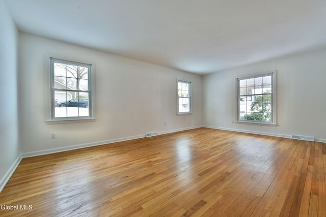 17 Canterbury Road, Clifton Park, NY 12065