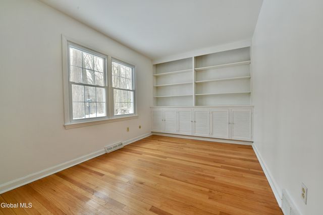 17 Canterbury Road, Clifton Park, NY 12065