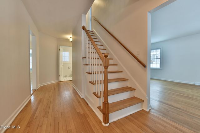 17 Canterbury Road, Clifton Park, NY 12065