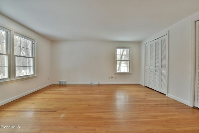 17 Canterbury Road, Clifton Park, NY 12065