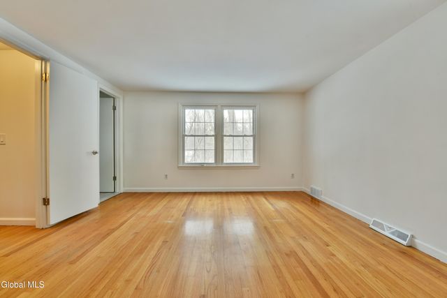 17 Canterbury Road, Clifton Park, NY 12065