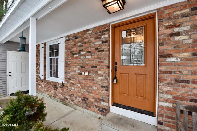 17 Canterbury Road, Clifton Park, NY 12065