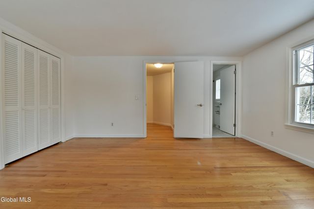 17 Canterbury Road, Clifton Park, NY 12065