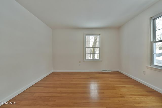 17 Canterbury Road, Clifton Park, NY 12065