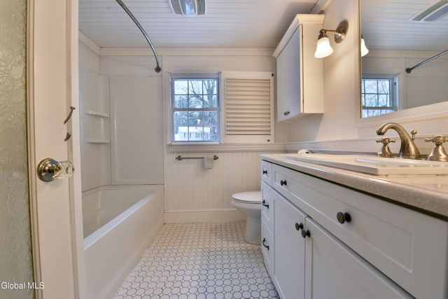 17 Canterbury Road, Clifton Park, NY 12065