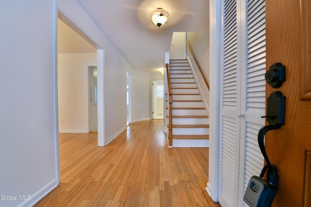 17 Canterbury Road, Clifton Park, NY 12065