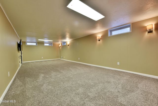 17 Canterbury Road, Clifton Park, NY 12065