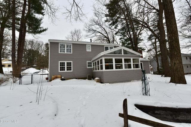 17 Canterbury Road, Clifton Park, NY 12065