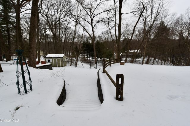 17 Canterbury Road, Clifton Park, NY 12065