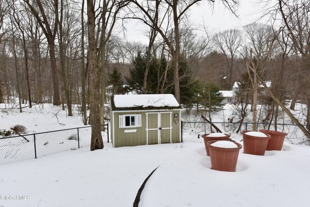 17 Canterbury Road, Clifton Park, NY 12065