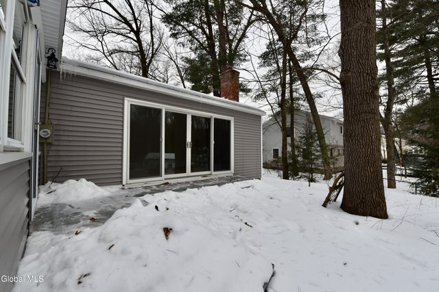 17 Canterbury Road, Clifton Park, NY 12065