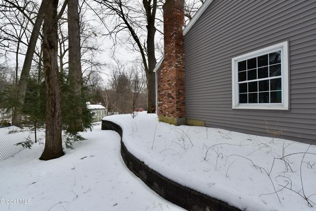 17 Canterbury Road, Clifton Park, NY 12065