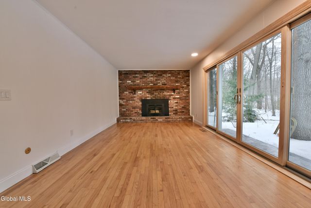 17 Canterbury Road, Clifton Park, NY 12065