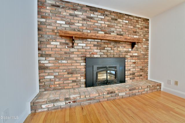 17 Canterbury Road, Clifton Park, NY 12065