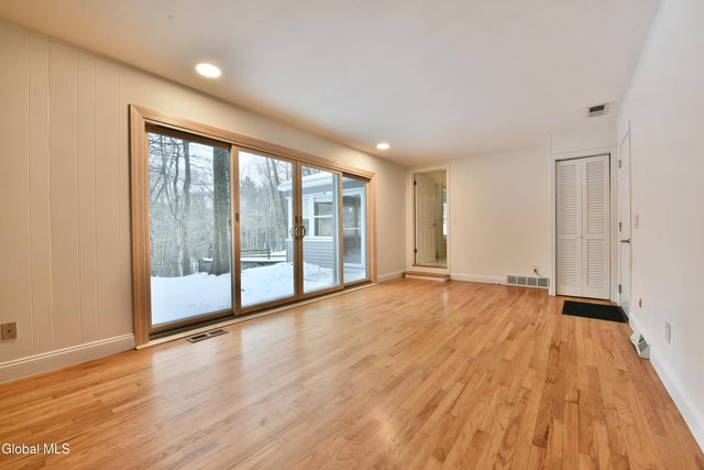 17 Canterbury Road, Clifton Park, NY 12065