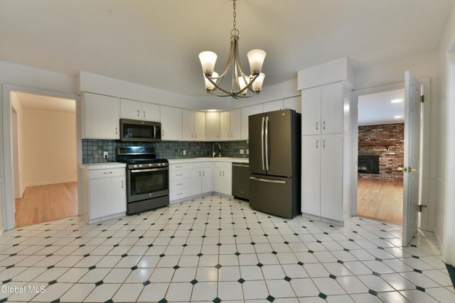 17 Canterbury Road, Clifton Park, NY 12065