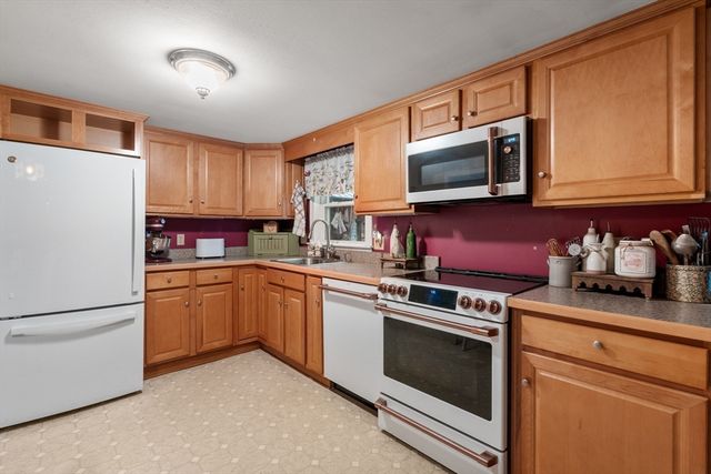 10 Hawthorne St, Kingston, MA 02364