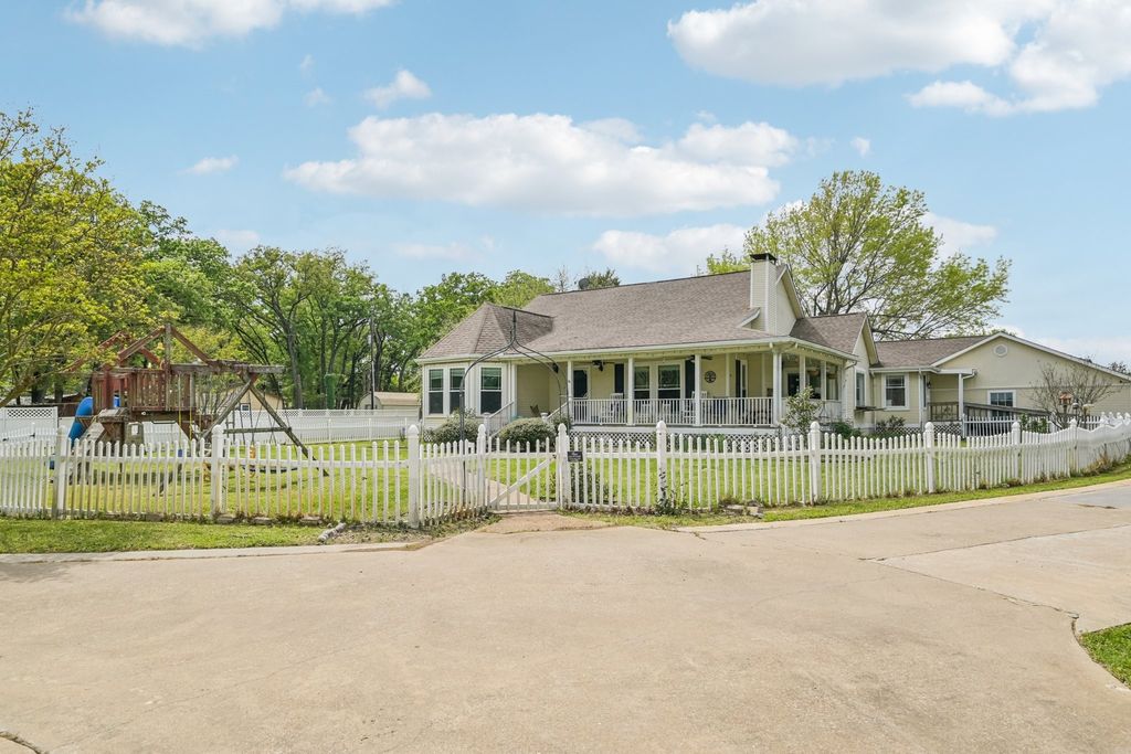 858 County Road 3101, Greenville, TX 75402