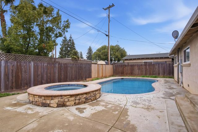 2345 Tokay Ave, Turlock, CA 95380