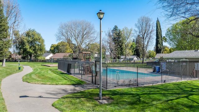 1460 Ridgecrest Dr, Manteca, CA 95336