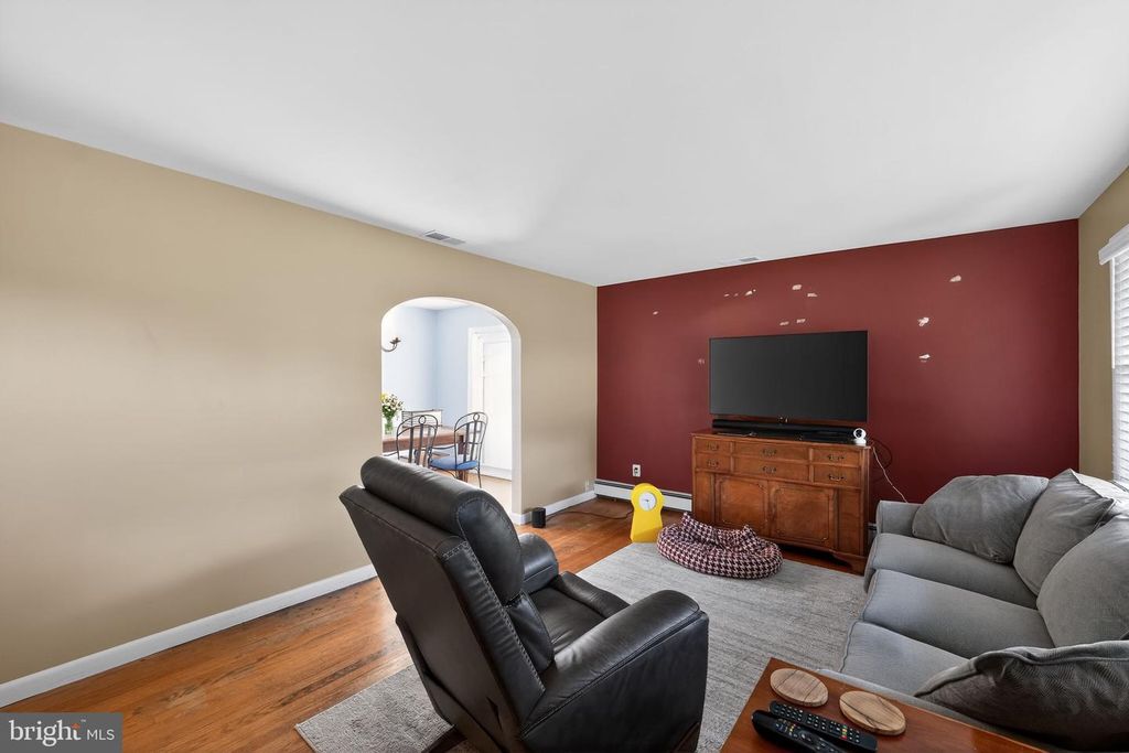 Image 8 of property listing at 10386 GORMAN RD, Laurel, MD 20723