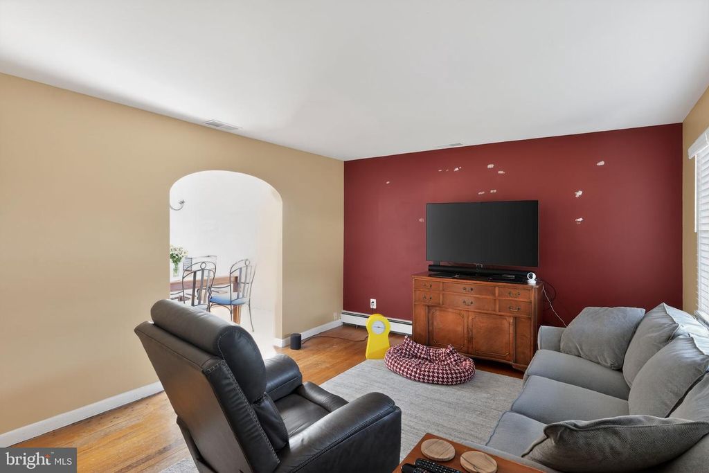 Image 10 of property listing at 10386 GORMAN RD, Laurel, MD 20723