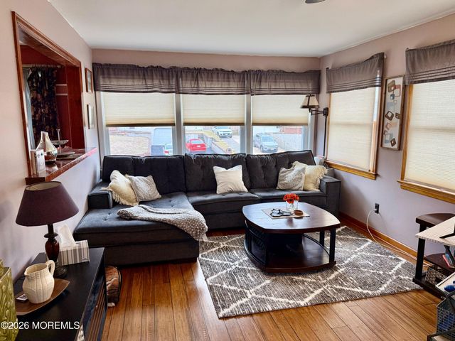 25 Adelphi Road, Toms River, NJ 08757