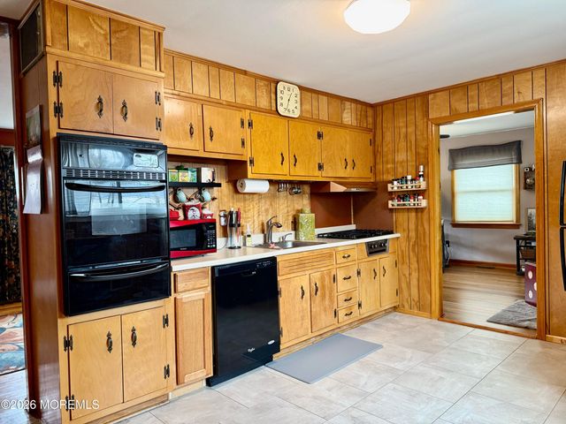 25 Adelphi Road, Toms River, NJ 08757