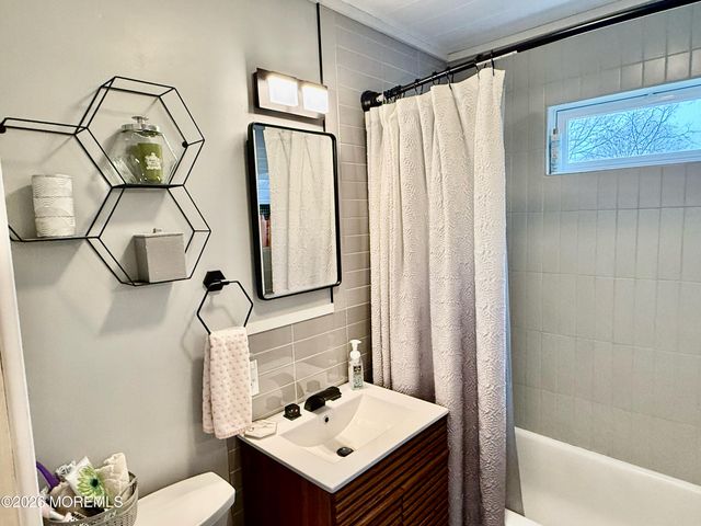 25 Adelphi Road, Toms River, NJ 08757