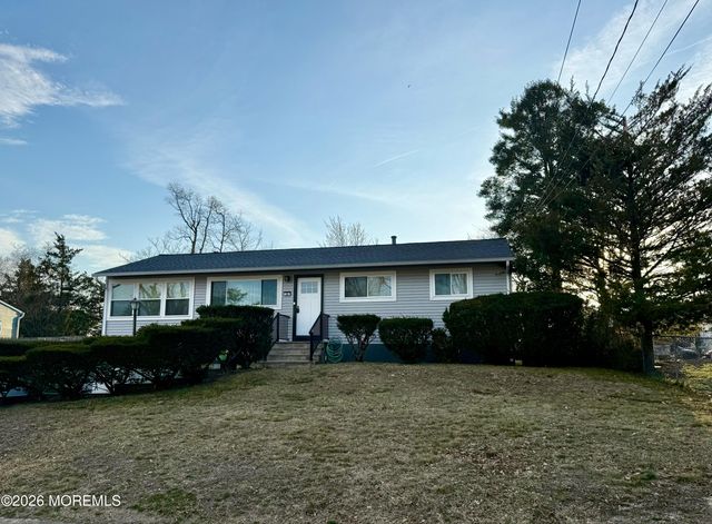 25 Adelphi Road, Toms River, NJ 08757