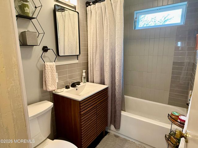 25 Adelphi Road, Toms River, NJ 08757