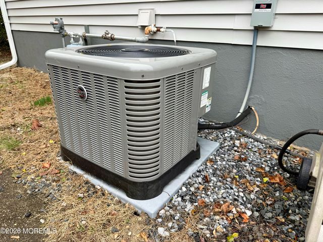 25 Adelphi Road, Toms River, NJ 08757