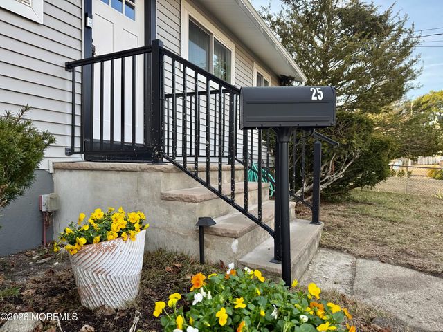 25 Adelphi Road, Toms River, NJ 08757