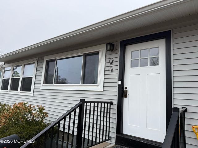 25 Adelphi Road, Toms River, NJ 08757