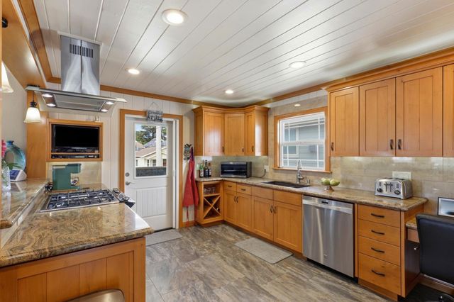 240 20th Avenue, Santa Cruz, CA 95062