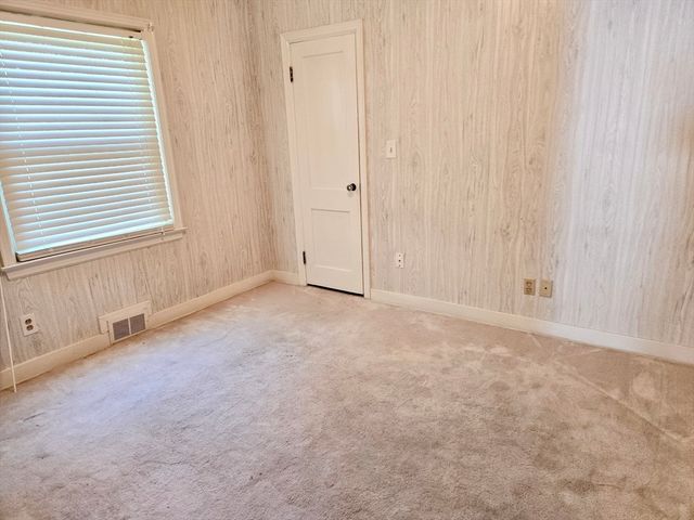 17 Cedar St, Southbridge, MA 01550