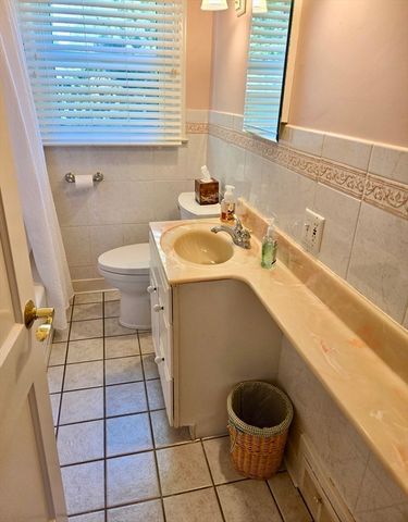 17 Cedar St, Southbridge, MA 01550