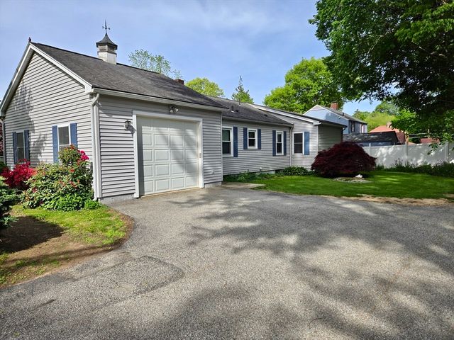 17 Cedar St, Southbridge, MA 01550
