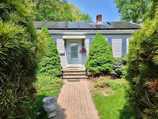 17 Cedar St, Southbridge, MA 01550