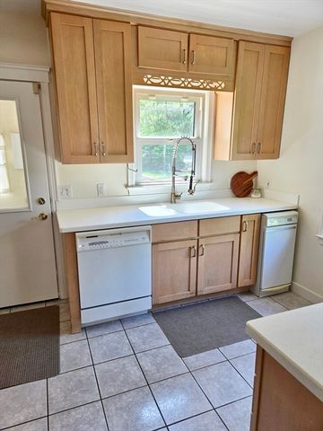 17 Cedar St, Southbridge, MA 01550