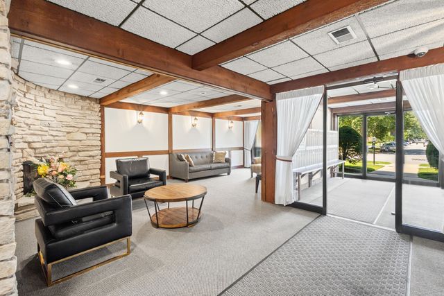 5005 Enfield Avenue 108, Skokie, IL 60077
