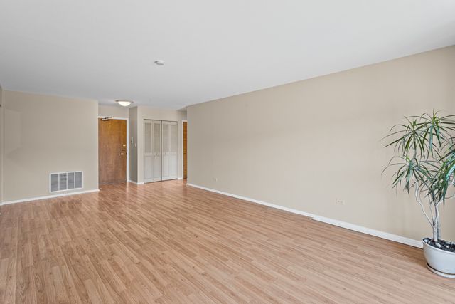 5005 Enfield Avenue 108, Skokie, IL 60077
