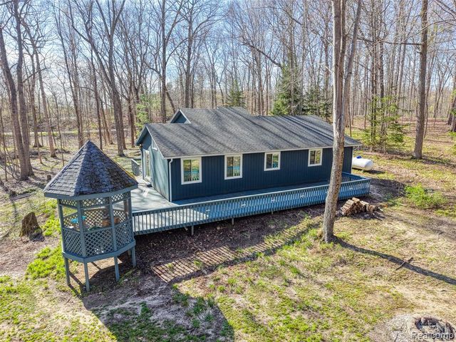 9820 Oakhurst Road, Holly, MI 48442