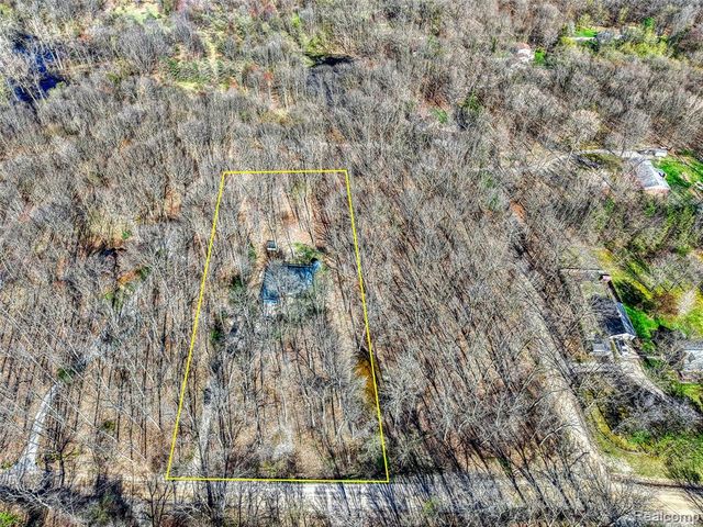 9820 Oakhurst Road, Holly, MI 48442