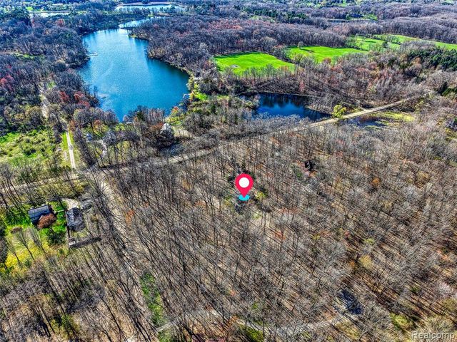 9820 Oakhurst Road, Holly, MI 48442